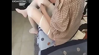 非常闷骚的气质美少妇外面穿得带点小仙气，想不到里面穿着骚紫内衣！